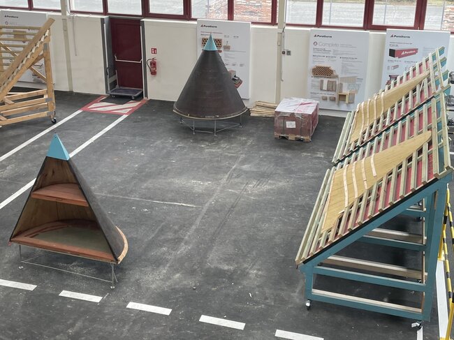 Vyzkouší si pokládku krytiny i na různých maketách střech. | © Wienerberger s.r.o.