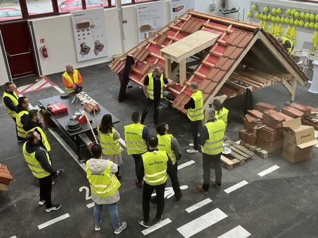 Pokrývači se učí na různých tvarech a typech střech | © Wienerberger s.r.o.