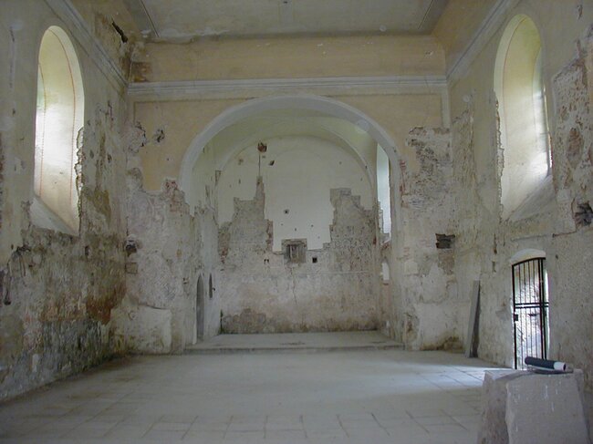 Pohled do interiéru kostela v roce 2001 před zahájením oprav a restaurování | © Marcela Kubíčková