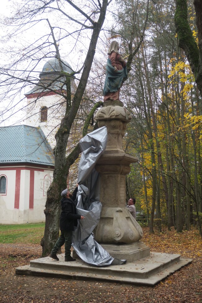 Odhalení restaurované sochy Panny Marie Bolestné (zleva restaurátor Jan Prokýšek, zprava starosta obce Horní Paseka Zdeněk Brabec), rok 2024 | © Jan Čihák