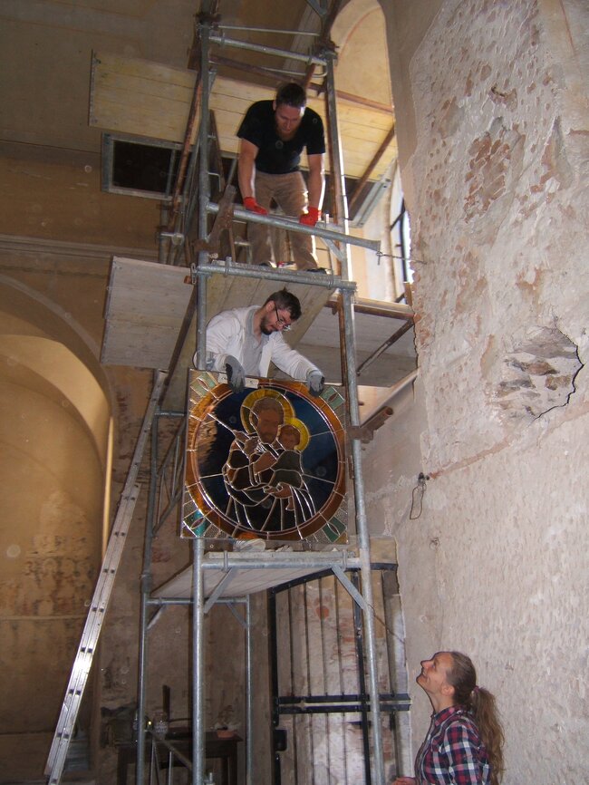 Instalace vitrážového okna po restaurování firmou Jiřička – Coufal, rok 2018 | © Věra Čiháková