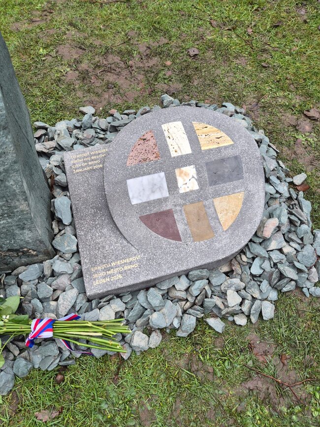 Náhrobek doplňuje dílo vytvořené podle návrhu architekta Tomáše Růžičky z kamenných úlomků Wiesnerových staveb. | © Národní památkový ústav