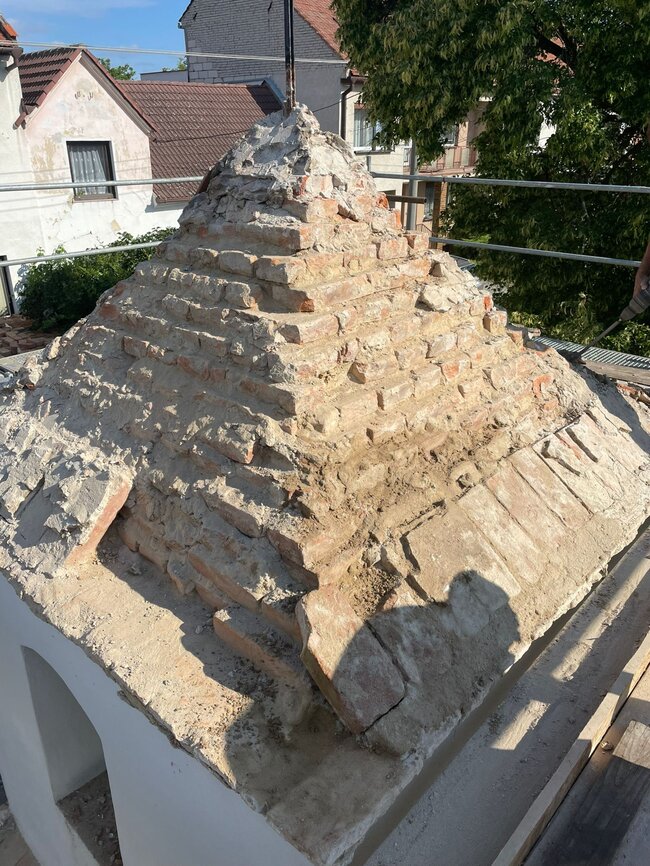 Při demontáži se zjistilo, že konstrukce střechy je vyzděná z cihel a dotvarovaná dozdívkami z malty, kousků keramických střepů a cihel. A je úplně destruovaná. | © Stak - D - Josef Šlahůnek