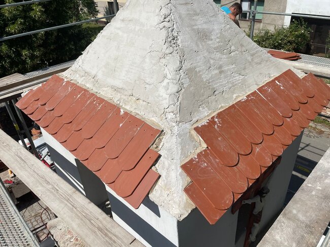 Na opravený jehlan střechy se pokládaly do malty Bobrovky režné Tondach. | © STAK - D - Josef Šlahůnek 