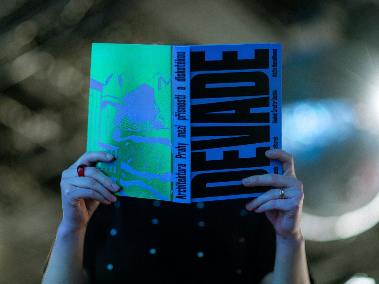 Nová kniha DEVADE Architektura Prahy mezi přísností a diskotékou  | © Centrum architektury a městského plánování