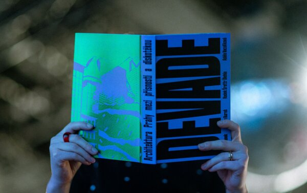 Nová kniha DEVADE Architektura Prahy mezi přísností a diskotékou  | © Centrum architektury a městského plánování