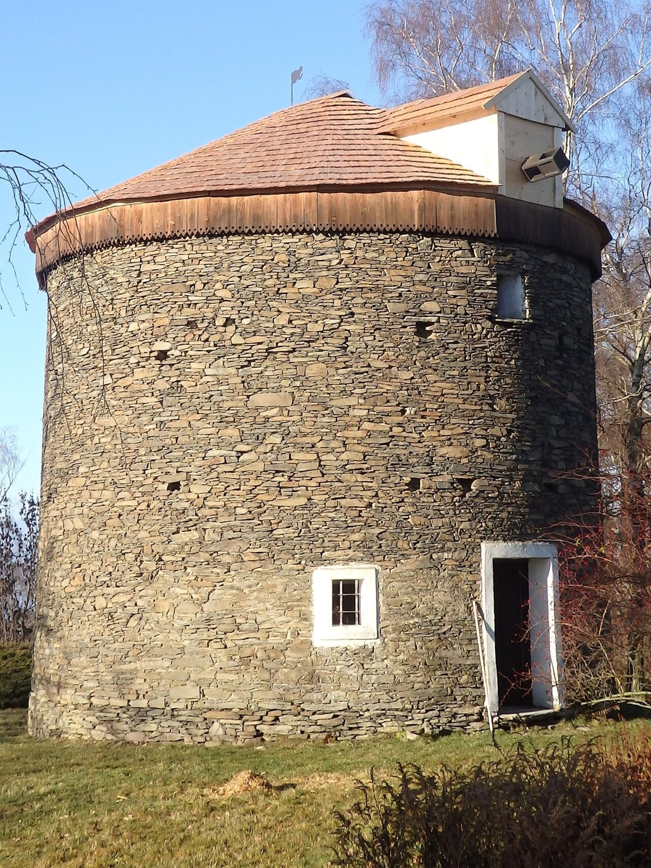 Větrný mlýn v Kořenci s novou šindelovou střechou čeká už jen na nové perutě. | © Jan Doubek