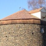 Větrný mlýn v Kořenci s novou šindelovou střechou čeká už jen na nové perutě. | © Jan Doubek