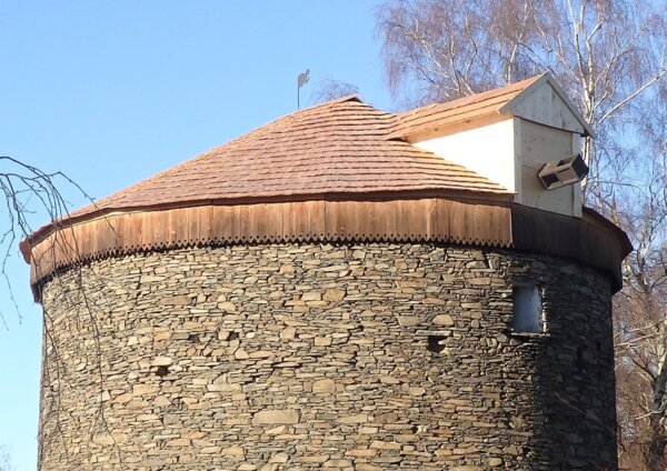 Větrný mlýn v Kořenci s novou šindelovou střechou čeká už jen na nové perutě. | © Jan Doubek