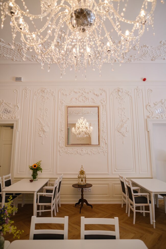 Chodová Planá, domov seniorů v zámku – jídelna s lustrem po obnově | © Patrik Šimr