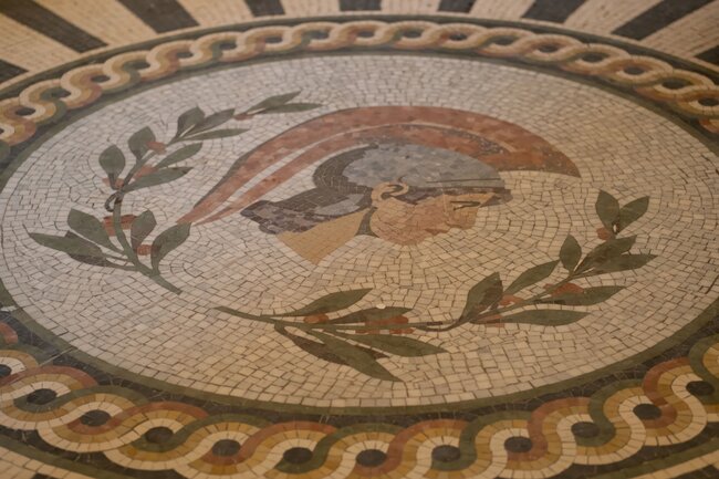 Chodová Planá, domov seniorů v zámku – mozaika ve vestibulu po rekonstrukci | © Patrik Šimr