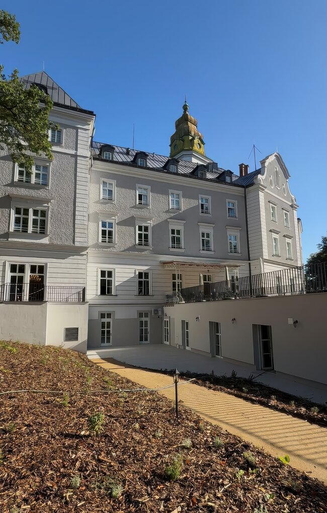 Chodová Planá, domov seniorů v zámku – celkový pohled na obnovený zámek | © Senlife ČR, s. r. o.