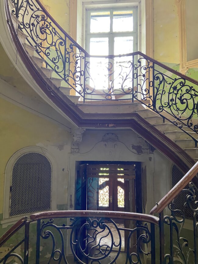 Chodová Planá, zámek – schodiště před rekonstrukcí | © Senlife ČR, s. r. o.