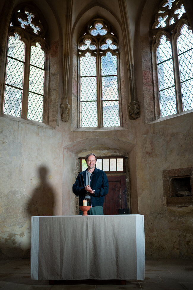 Kromě hereckého nadání průvodci pomáhá jeho celoživotní blízký vztah k památkám a historii. | © Česká televize