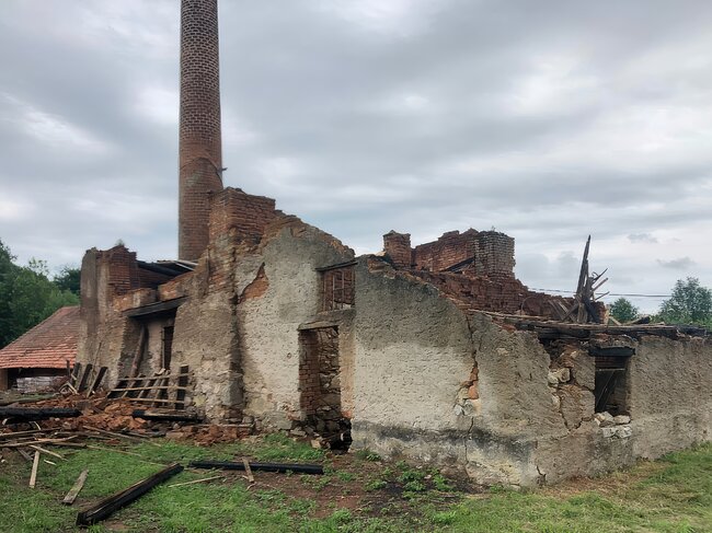 Boubín u Horažďovic, cihelna – pobořená část objektu s komínem před rekonstrukcí | © Miroslav Boček