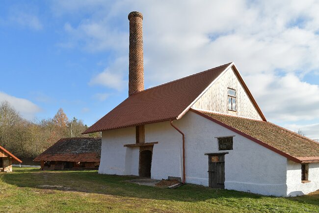 Boubín u Horažďovic, cihelna – obnovená část objektu s komínem | © Miroslav Boček