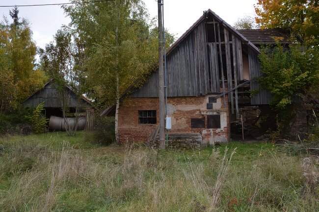 Boubín u Horažďovic, cihelna – objekt s komínem před obnovou | © Miroslav Boček