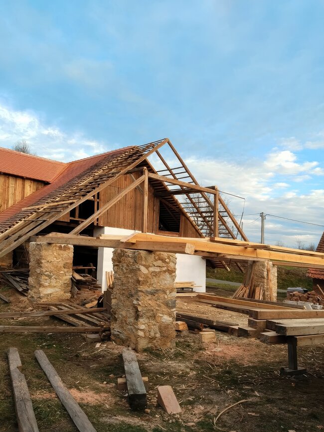 Boubín u Horažďovic, cihelna – průběh prací stavby krovu během obnovy | © Miroslav Boček