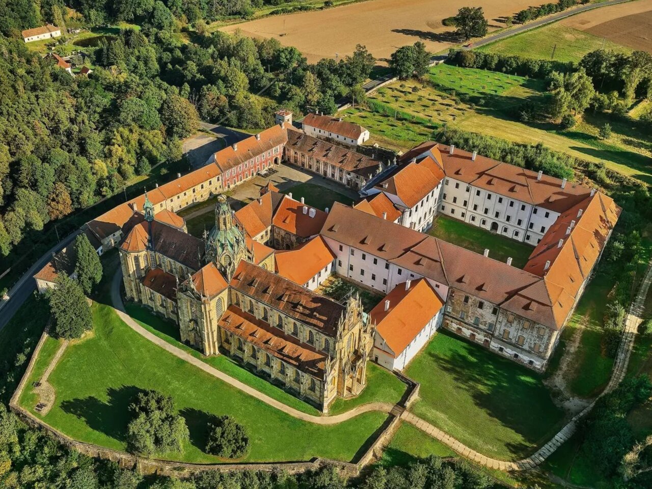 Letecký pohled na rozsáhlý areál kláštera v Kladrubech | © Národní památkový ústav