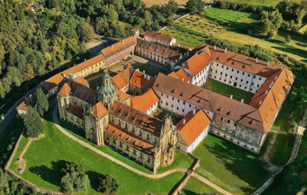 Letecký pohled na rozsáhlý areál kláštera v Kladrubech | © Národní památkový ústav