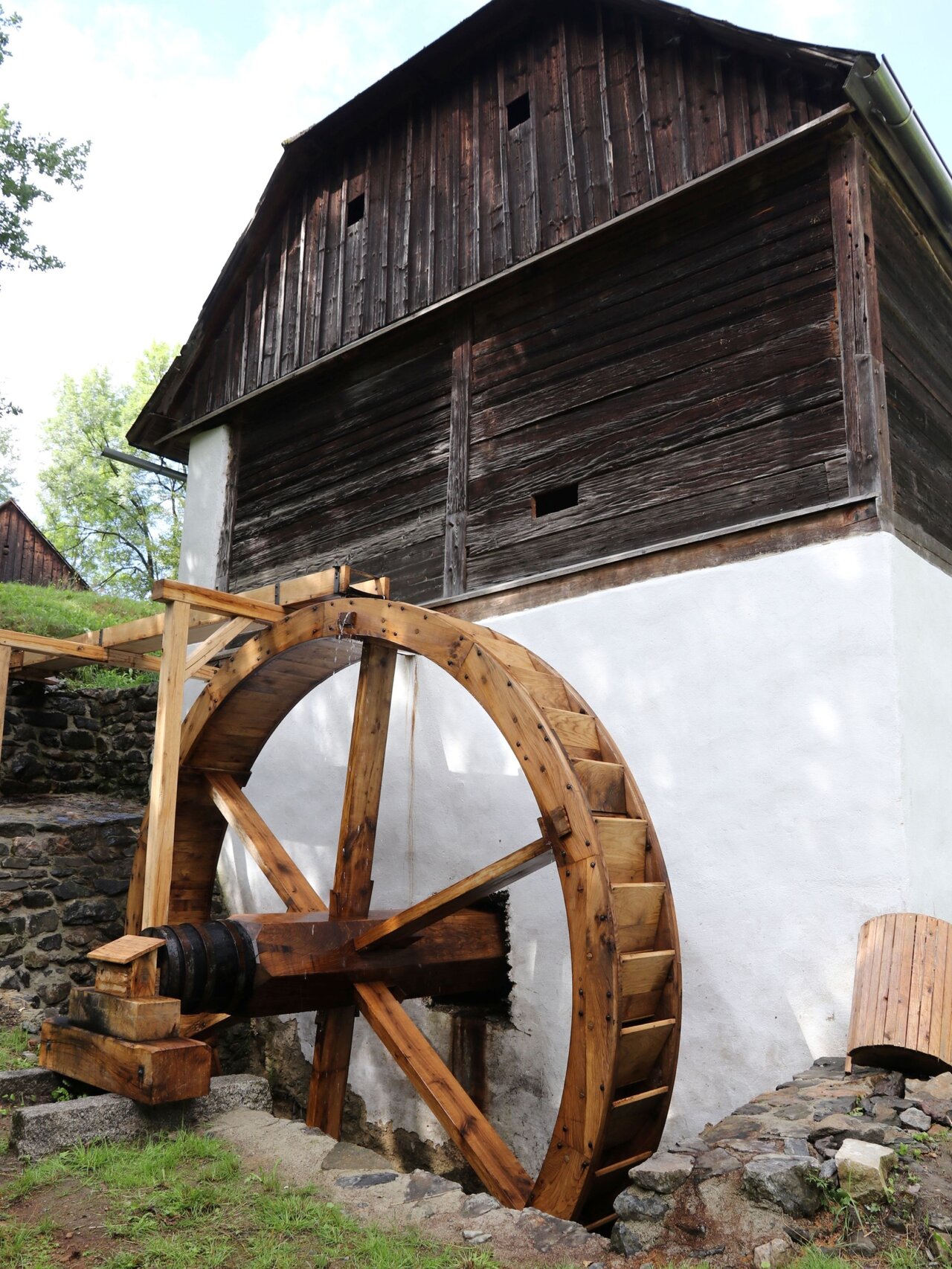 Nové kolo u mlýna v obci Zahrádka | © www.vodnimlyny.cz