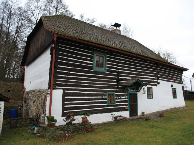 Pilskej mlýn v Hostomicích pod Brdy. Nádherně dochovaný převážně roubený mlýn. Mlýn není památkově chráněn, ale chrání jej jeho poloha mimo civilizaci. | © www.vodnimlyny.cz