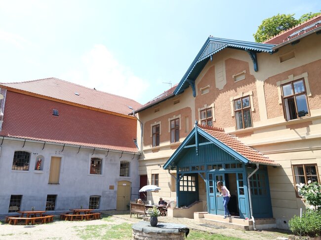 Rozlehlý areál mlýna v obci Vepřek na Mělnicku tvoří patrové obytné stavení, mlýnice s dochováným technologickým zařízením z přelomu 19. a 20. století, sýpka, stáje a kolna. | © www.vodnimlyny.cz