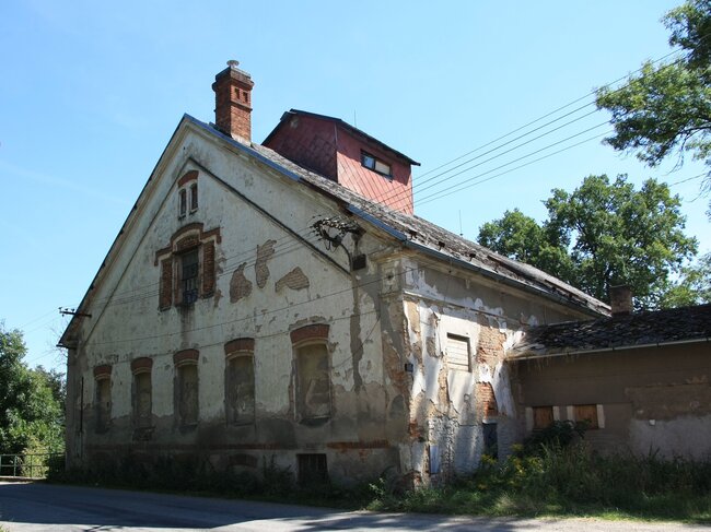 Havelkův mlýn v Nové Včelnici z konce 19. století pod hrází Zámeckého rybníka. Areálu vévodí komín z roku 1860 z doby, kdy mlýn přestavili na první továrnu na houně. | © www.vodnimlyny.cz