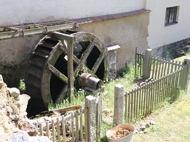 Mlýnské kolo u mlýna ve Spáleném Poříčí | © www.vodnimlyny.cz