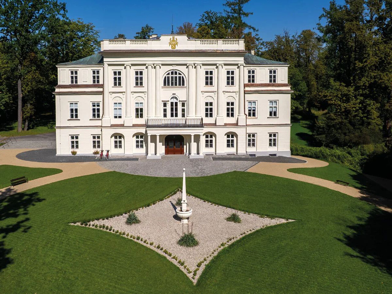 Hnojník u Frýdku-Místku, zámek –⁠⁠⁠⁠⁠⁠ současný celkový pohled na zámek | © The Beess Foundation, s. r. o.