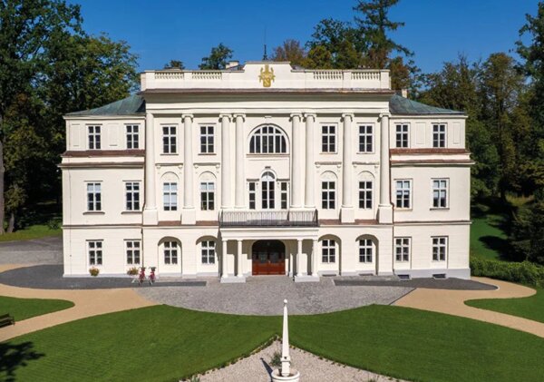 Hnojník u Frýdku-Místku, zámek –⁠⁠⁠⁠⁠⁠ současný celkový pohled na zámek | © The Beess Foundation, s. r. o.