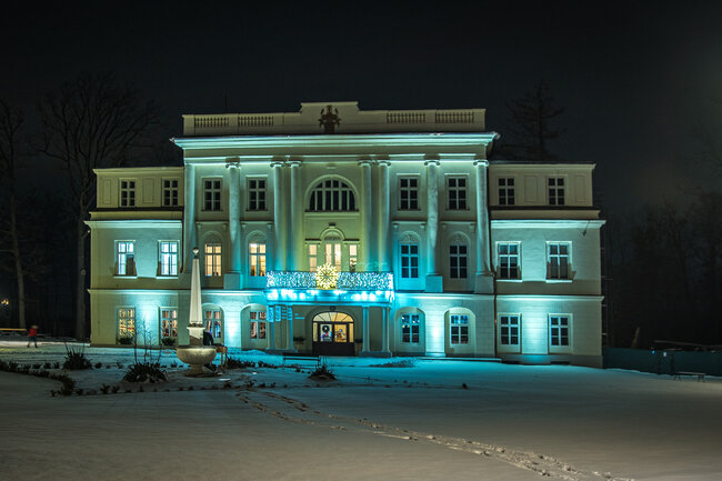 Hnojník u Frýdku-Místku, zámek –⁠⁠⁠⁠⁠⁠ večerní nasvícení obnoveného zámku | © The Beess Foundation, s. r. o.