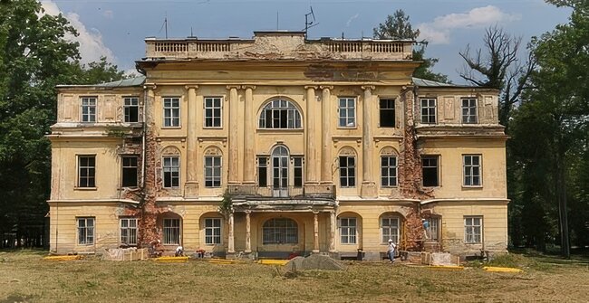 Hnojník u Frýdku-Místku, zámek –⁠⁠⁠⁠⁠⁠ neutěšený stav památky před rekonstrukcí | © Obec Hnojník