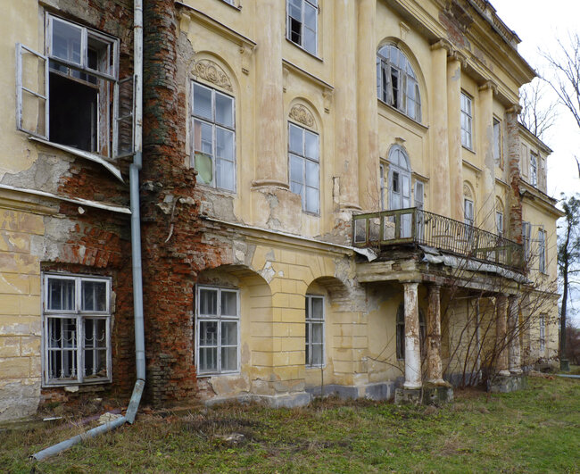 Hnojník u Frýdku-Místku, zámek –⁠⁠⁠⁠⁠⁠ stav zámku před rekonstrukcí v roce 2012 | © Wikimedia Commons – Michal Klajban