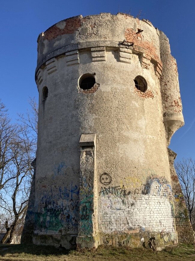 Do výstavy se zapojují i slovenské proměny. Na snímku je původní stav starého vodojemu v Bernolákove, vybudovaný patrně na troskách hradu Čeklíz