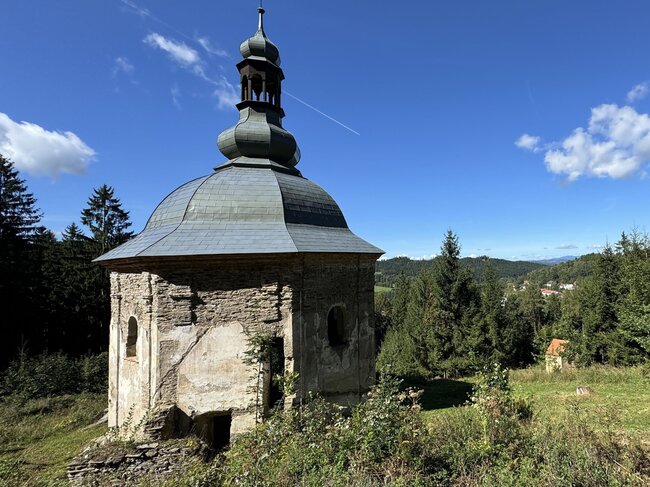 Rožmitál na Šumavě, soubor poutní kaple Panny Marie Pomocné a křížová cesta | © Národní památkový ústav