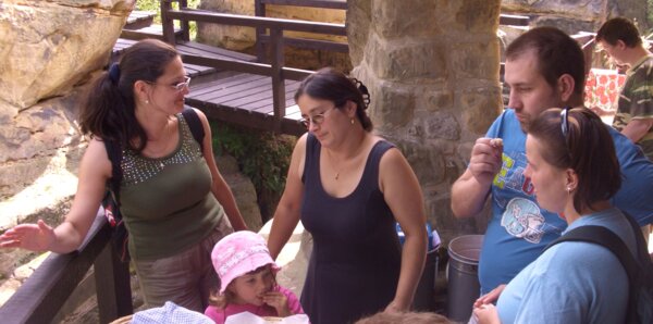 Dny sv. Markéty na hradě Rotštejn. Hana Talli Hlubučková stojí uprostřed. | © Ochrana Klokočských skal, z. s. 