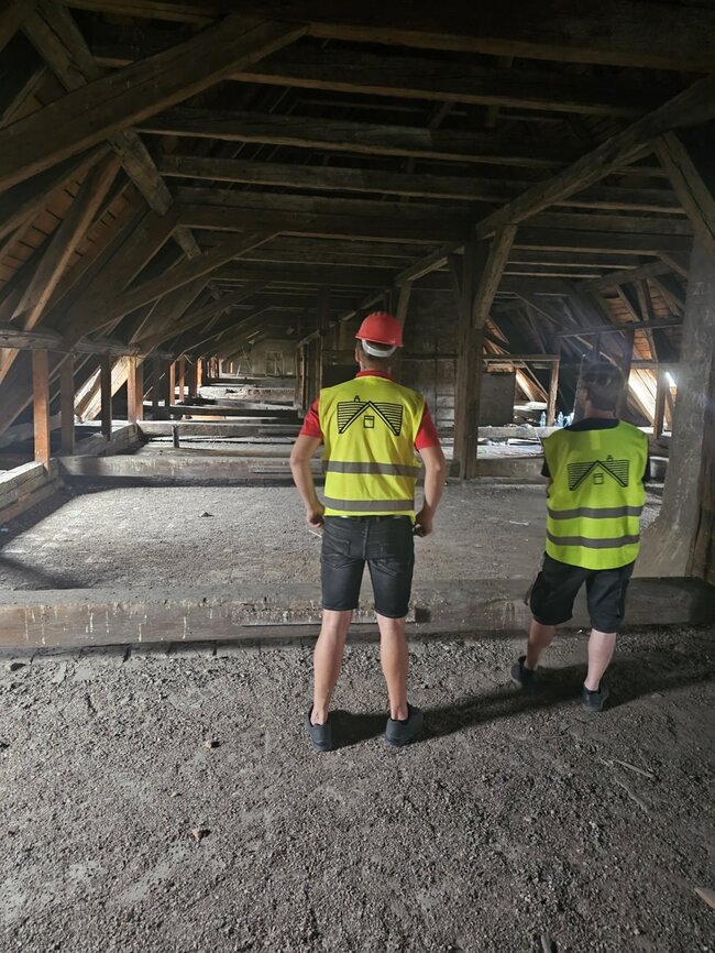  Jaroměř-Josefov, bývalá jezdecká a dělostřelecká kasárna – obhlídka stavu podkroví a krovů se zaměstnanci společnosti | © Archiv KS Sankro, s.r.o.