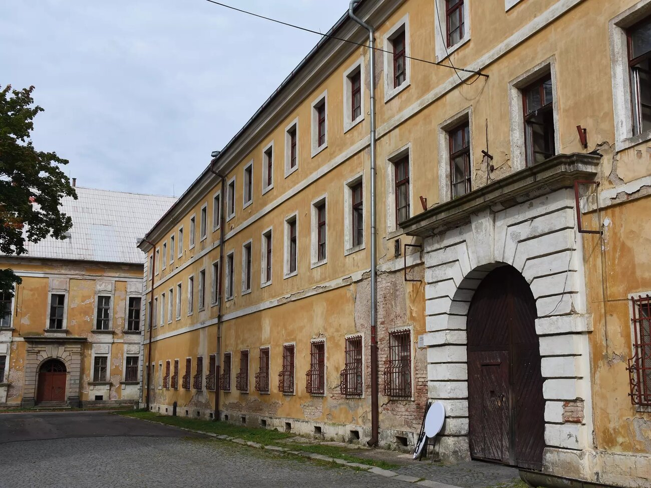  Jaroměř-Josefov, bývalá Jezdecká a dělostřelecká kasárna – pohled na vstupní průčelí | © Archiv KS Sankro, s.r.o.