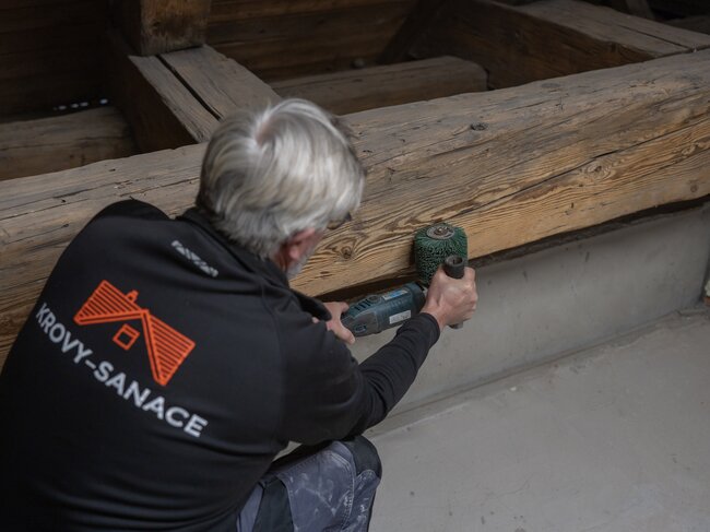 Ukázka činnosti pracovníků společnosti při sanaci historických krovů – průzkum pevnosti dřevní hmoty a rozsahu napadení škůdci | © Archiv KS Sankro, s.r.o.