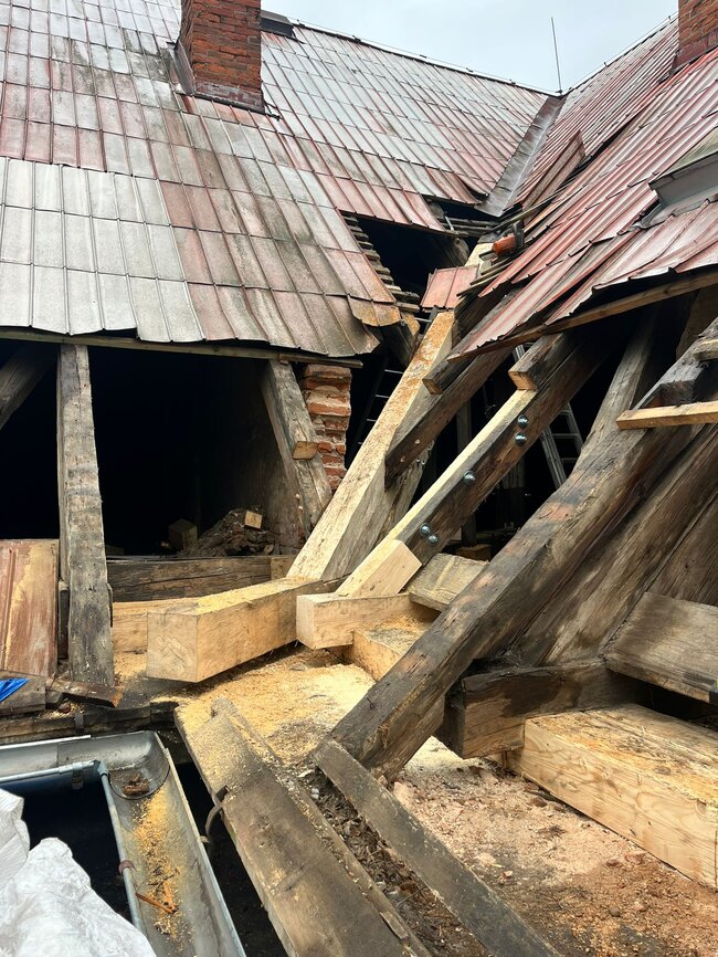 Jaroměř-Josefov, bývalá jezdecká a dělostřelecká kasárna – opravené úžlabí po provedeném protézování | © Tomáš Lesina