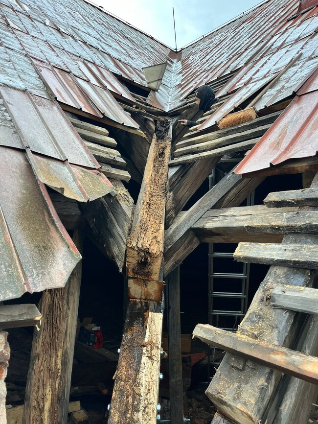 Jaroměř-Josefov, bývalá jezdecká a dělostřelecká kasárna – úžlabí po odřezání nejnapadenější části krovu | © Tomáš Lesina