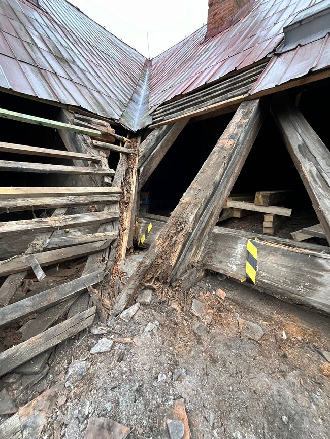 Jaroměř-Josefov, bývalá jezdecká a dělostřelecká kasárna – detail stavu úžlabí po odstranění krytiny a laťování | © Tomáš Lesina