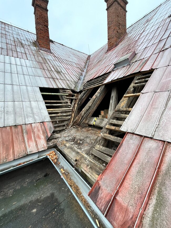 Jaroměř-Josefov, bývalá jezdecká a dělostřelecká kasárna – stav úžlabí po odstranění krytiny a laťování | © Tomáš Lesina