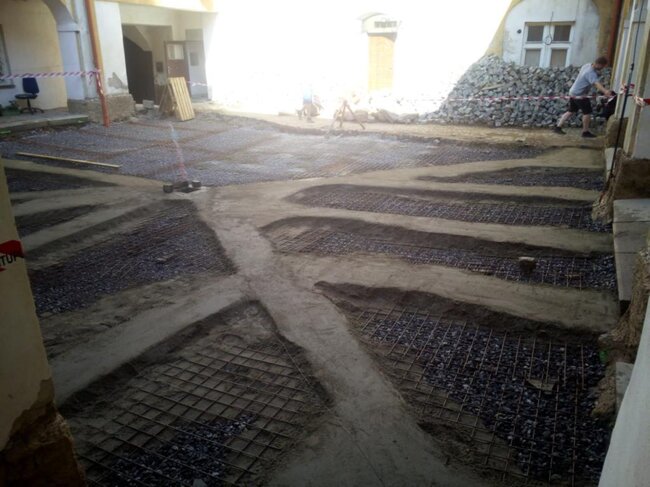 Puklice u Jihlavy, zámek – sanace nádvoří v roce 2021 s realizovanou železobetonovou deskou s hydroizolací, která zamezila vyplavování suterénu | © Lukáš Pečenka