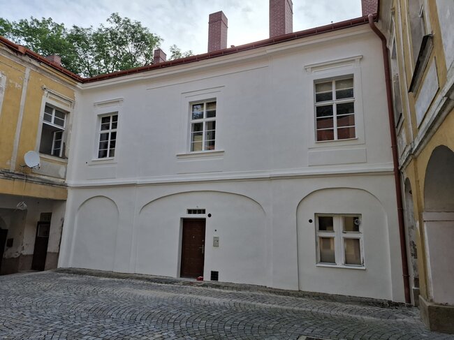 Puklice u Jihlavy, zámek – stav nádvorních fasád v průběhu postupné obnovy | © Lukáš Pečenka