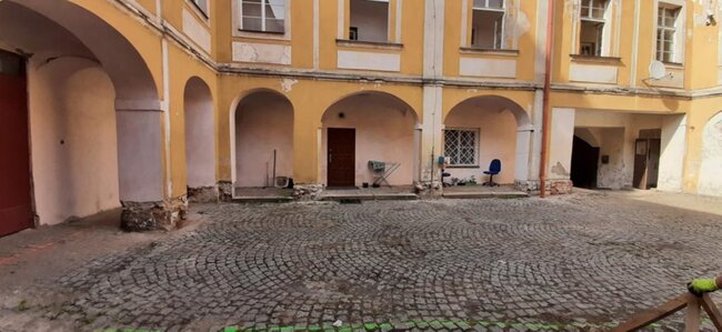 Puklice u Jihlavy, zámek – původní stav nádvoří a nádvorních fasád v roce 2018 | © Lukáš Pečenka