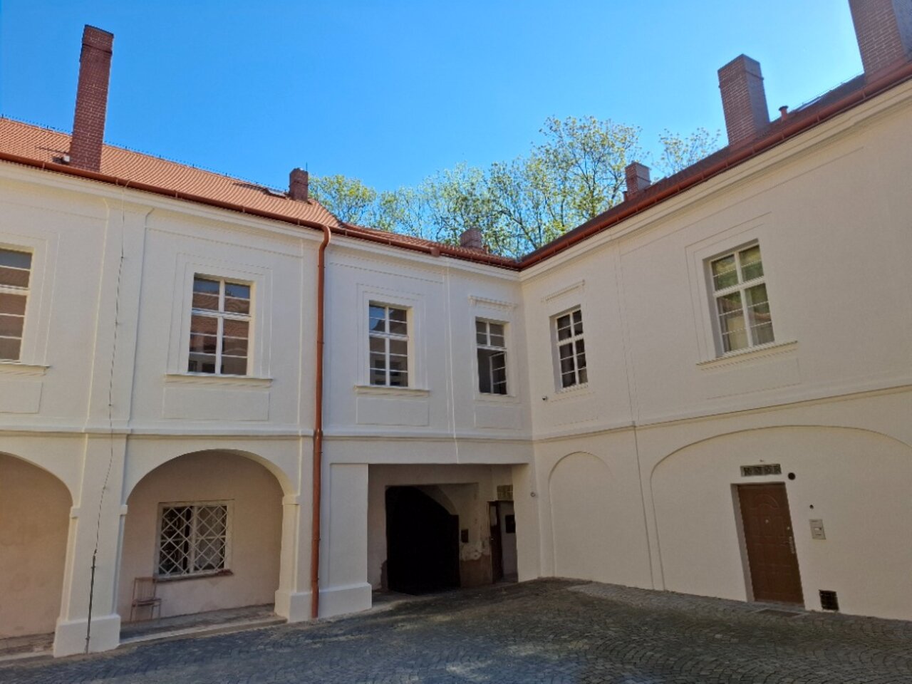 Puklice u Jihlavy, zámek – sanované nádvoří v roce 2025 po dokončené obnově části fasád a pochozí plochy  | © Lukáš Pečenka