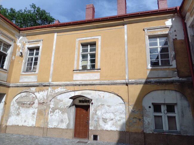 Puklice u Jihlavy, zámek – stav nádvorní fasády před obnovou v roce 2024 | © Lukáš Pečenka
