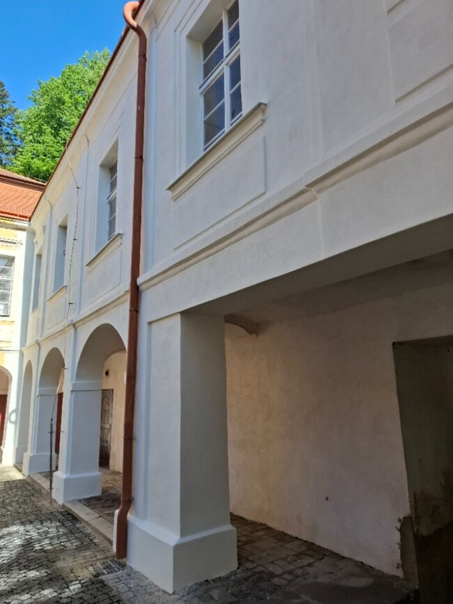 Puklice u Jihlavy, zámek – detail obnovené nádvorní fasády v roce 2025 | © Lukáš Pečenka